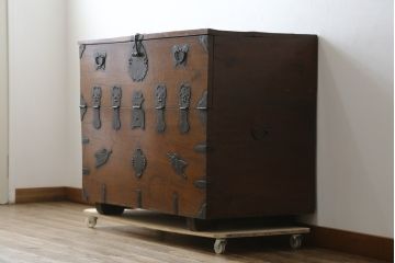 韓国アンティーク　希少な特大サイズ!!　松材　杉材　欅(ケヤキ)材　様々な形の金具が使われたユーモアたっぷりなバンダチ(バンダジ、半閉櫃、李朝家具、李朝タンス、収納箪笥)(R-081271)