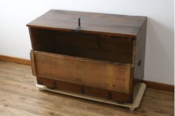 韓国アンティーク　希少な特大サイズ!!　松材　杉材　欅(ケヤキ)材　様々な形の金具が使われたユーモアたっぷりなバンダチ(バンダジ、半閉櫃、李朝家具、李朝タンス、収納箪笥)(R-081271)