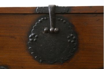 韓国アンティーク　希少な特大サイズ!!　松材　杉材　欅(ケヤキ)材　様々な形の金具が使われたユーモアたっぷりなバンダチ(バンダジ、半閉櫃、李朝家具、李朝タンス、収納箪笥)(R-081271)