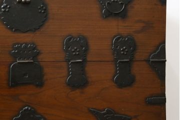 韓国アンティーク　希少な特大サイズ!!　松材　杉材　欅(ケヤキ)材　様々な形の金具が使われたユーモアたっぷりなバンダチ(バンダジ、半閉櫃、李朝家具、李朝タンス、収納箪笥)(R-081271)