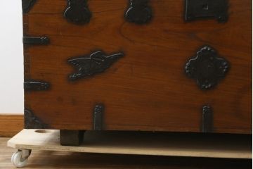 韓国アンティーク　希少な特大サイズ!!　松材　杉材　欅(ケヤキ)材　様々な形の金具が使われたユーモアたっぷりなバンダチ(バンダジ、半閉櫃、李朝家具、李朝タンス、収納箪笥)(R-081271)