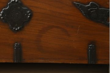 韓国アンティーク　希少な特大サイズ!!　松材　杉材　欅(ケヤキ)材　様々な形の金具が使われたユーモアたっぷりなバンダチ(バンダジ、半閉櫃、李朝家具、李朝タンス、収納箪笥)(R-081271)