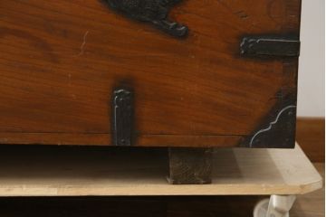 韓国アンティーク　希少な特大サイズ!!　松材　杉材　欅(ケヤキ)材　様々な形の金具が使われたユーモアたっぷりなバンダチ(バンダジ、半閉櫃、李朝家具、李朝タンス、収納箪笥)(R-081271)