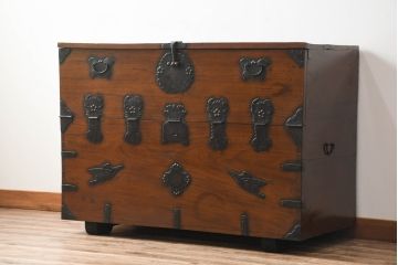 韓国アンティーク　希少な特大サイズ!!　松材　杉材　欅(ケヤキ)材　様々な形の金具が使われたユーモアたっぷりなバンダチ(バンダジ、半閉櫃、李朝家具、李朝タンス、収納箪笥)(R-081271)