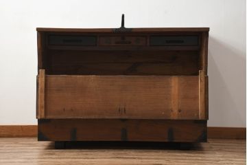 韓国アンティーク　希少な特大サイズ!!　松材　杉材　欅(ケヤキ)材　様々な形の金具が使われたユーモアたっぷりなバンダチ(バンダジ、半閉櫃、李朝家具、李朝タンス、収納箪笥)(R-081271)