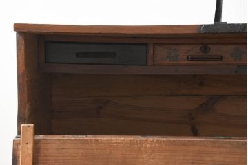 韓国アンティーク　希少な特大サイズ!!　松材　杉材　欅(ケヤキ)材　様々な形の金具が使われたユーモアたっぷりなバンダチ(バンダジ、半閉櫃、李朝家具、李朝タンス、収納箪笥)(R-081271)