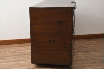 韓国アンティーク　希少な特大サイズ!!　松材　杉材　欅(ケヤキ)材　様々な形の金具が使われたユーモアたっぷりなバンダチ(バンダジ、半閉櫃、李朝家具、李朝タンス、収納箪笥)(R-081271)