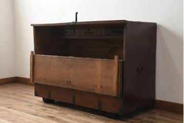 韓国アンティーク　希少な特大サイズ!!　松材　杉材　欅(ケヤキ)材　様々な形の金具が使われたユーモアたっぷりなバンダチ(バンダジ、半閉櫃、李朝家具、李朝タンス、収納箪笥)(R-081271)