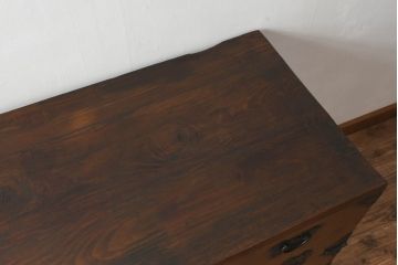 韓国アンティーク　希少な特大サイズ!!　松材　杉材　欅(ケヤキ)材　様々な形の金具が使われたユーモアたっぷりなバンダチ(バンダジ、半閉櫃、李朝家具、李朝タンス、収納箪笥)(R-081271)