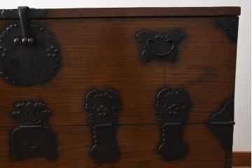 韓国アンティーク　希少な特大サイズ!!　松材　杉材　欅(ケヤキ)材　様々な形の金具が使われたユーモアたっぷりなバンダチ(バンダジ、半閉櫃、李朝家具、李朝タンス、収納箪笥)(R-081271)
