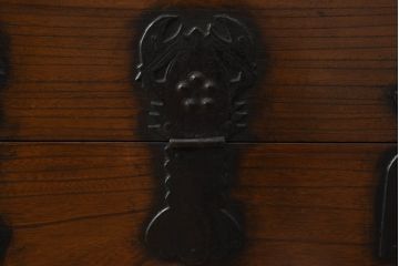 韓国アンティーク　希少な特大サイズ!!　松材　杉材　欅(ケヤキ)材　様々な形の金具が使われたユーモアたっぷりなバンダチ(バンダジ、半閉櫃、李朝家具、李朝タンス、収納箪笥)(R-081271)