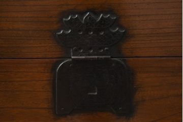 韓国アンティーク　希少な特大サイズ!!　松材　杉材　欅(ケヤキ)材　様々な形の金具が使われたユーモアたっぷりなバンダチ(バンダジ、半閉櫃、李朝家具、李朝タンス、収納箪笥)(R-081271)