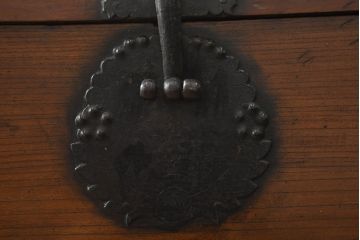 韓国アンティーク　希少な特大サイズ!!　松材　杉材　欅(ケヤキ)材　様々な形の金具が使われたユーモアたっぷりなバンダチ(バンダジ、半閉櫃、李朝家具、李朝タンス、収納箪笥)(R-081271)