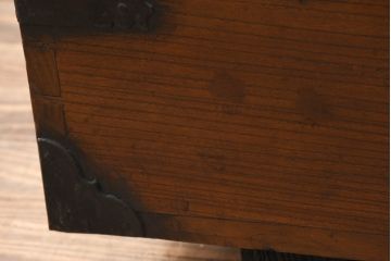 韓国アンティーク　希少な特大サイズ!!　松材　杉材　欅(ケヤキ)材　様々な形の金具が使われたユーモアたっぷりなバンダチ(バンダジ、半閉櫃、李朝家具、李朝タンス、収納箪笥)(R-081271)