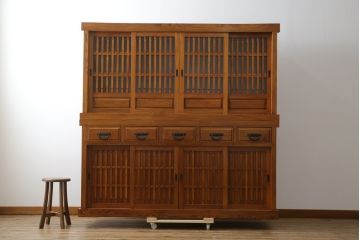 中古　美品　最高級　総欅(ケヤキ)材　無垢　四枚引き戸　上質な和の空間を演出する二段重ねの水屋箪笥(食器棚、収納棚、戸棚、カップボード、バラ売り可能)(R-081273)