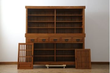 中古　美品　最高級　総欅(ケヤキ)材　無垢　四枚引き戸　上質な和の空間を演出する二段重ねの水屋箪笥(食器棚、収納棚、戸棚、カップボード、バラ売り可能)(R-081273)