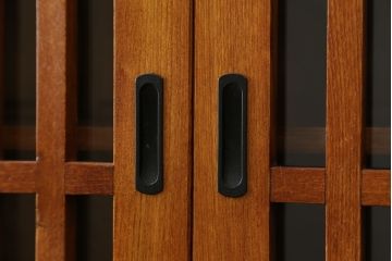 中古　美品　最高級　総欅(ケヤキ)材　無垢　四枚引き戸　上質な和の空間を演出する二段重ねの水屋箪笥(食器棚、収納棚、戸棚、カップボード、バラ売り可能)(R-081273)