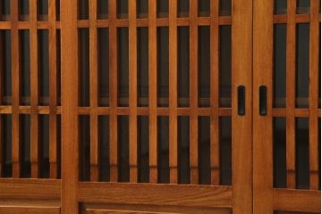 中古　美品　最高級　総欅(ケヤキ)材　無垢　四枚引き戸　上質な和の空間を演出する水屋箪笥サイドボード(食器棚、収納棚、戸棚、カップボード、サイドキャビネット)(R-081274)