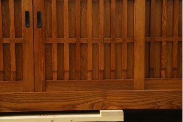中古　美品　最高級　総欅(ケヤキ)材　無垢　四枚引き戸　水屋箪笥下段　上質な和の空間を演出するサイドボード　(R-081275)