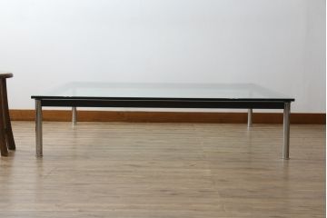 中古　Cassina(カッシーナ)　ル・コルビュジエ(Le Corbusier)　10 TABLE EN TUBE(ターブル アン テューブ)　LC10　スタイリッシュな佇まいが魅力的なガラスのローテーブル(リビングテーブル、センターテーブル、カクテルテーブル)(定価約87万円)(R-081276)