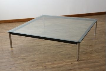 中古　Cassina(カッシーナ)　ル・コルビュジエ(Le Corbusier)　10 TABLE EN TUBE(ターブル アン テューブ)　LC10　スタイリッシュな佇まいが魅力的なガラスのローテーブル(リビングテーブル、センターテーブル、カクテルテーブル)(定価約87万円)(R-081276)