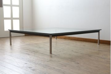 中古　Cassina(カッシーナ)　ル・コルビュジエ(Le Corbusier)　10 TABLE EN TUBE(ターブル アン テューブ)　LC10　スタイリッシュな佇まいが魅力的なガラスのローテーブル(リビングテーブル、センターテーブル、カクテルテーブル)(定価約87万円)(R-081276)