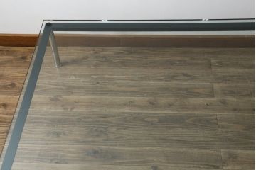 中古　Cassina(カッシーナ)　ル・コルビュジエ(Le Corbusier)　10 TABLE EN TUBE(ターブル アン テューブ)　LC10　スタイリッシュな佇まいが魅力的なガラスのローテーブル(リビングテーブル、センターテーブル、カクテルテーブル)(定価約87万円)(R-081276)