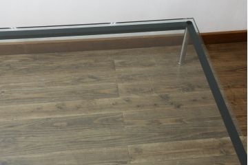 中古　Cassina(カッシーナ)　ル・コルビュジエ(Le Corbusier)　10 TABLE EN TUBE(ターブル アン テューブ)　LC10　スタイリッシュな佇まいが魅力的なガラスのローテーブル(リビングテーブル、センターテーブル、カクテルテーブル)(定価約87万円)(R-081276)