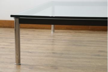 中古　Cassina(カッシーナ)　ル・コルビュジエ(Le Corbusier)　10 TABLE EN TUBE(ターブル アン テューブ)　LC10　スタイリッシュな佇まいが魅力的なガラスのローテーブル(リビングテーブル、センターテーブル、カクテルテーブル)(定価約87万円)(R-081276)