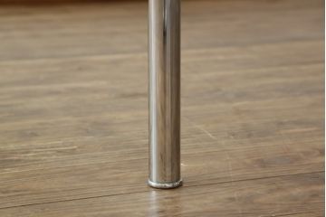 中古　Cassina(カッシーナ)　ル・コルビュジエ(Le Corbusier)　10 TABLE EN TUBE(ターブル アン テューブ)　LC10　スタイリッシュな佇まいが魅力的なガラスのローテーブル(リビングテーブル、センターテーブル、カクテルテーブル)(定価約87万円)(R-081276)
