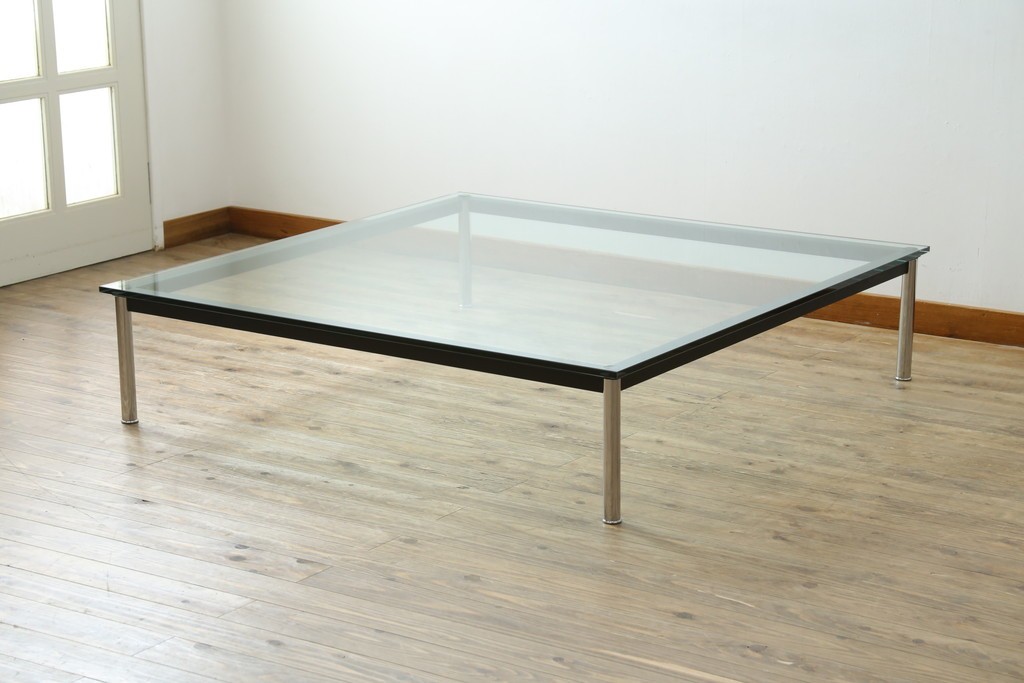 中古　Cassina(カッシーナ)　ル・コルビュジエ(Le Corbusier)　10 TABLE EN TUBE(ターブル アン テューブ)　LC10　スタイリッシュな佇まいが魅力的なガラスのローテーブル　定価約87万円　(R-081276)