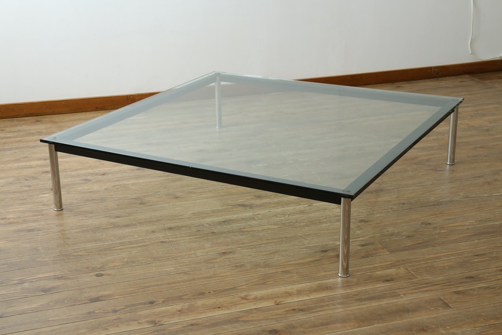 中古　Cassina(カッシーナ)　ル・コルビュジエ(Le Corbusier)　10 TABLE EN TUBE(ターブル アン テューブ)　LC10　スタイリッシュな佇まいが魅力的なガラスのローテーブル　定価約87万円　(R-081276)
