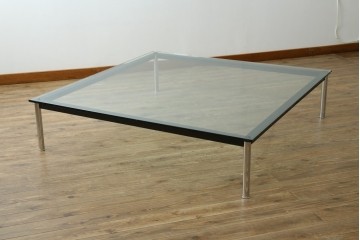 中古　Cassina(カッシーナ)　ル・コルビュジエ(Le Corbusier)　10 TABLE EN TUBE(ターブル アン テューブ)　LC10　スタイリッシュな佇まいが魅力的なガラスのローテーブル　定価約87万円　(R-081276)