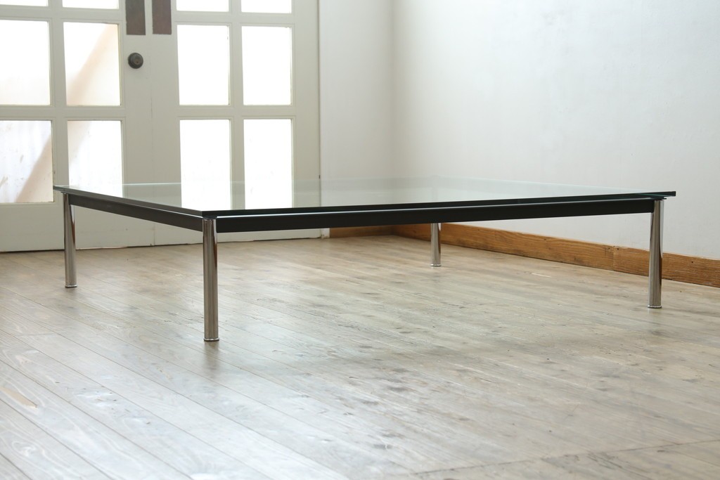 中古　Cassina(カッシーナ)　ル・コルビュジエ(Le Corbusier)　10 TABLE EN TUBE(ターブル アン テューブ)　LC10　スタイリッシュな佇まいが魅力的なガラスのローテーブル　定価約87万円　(R-081276)