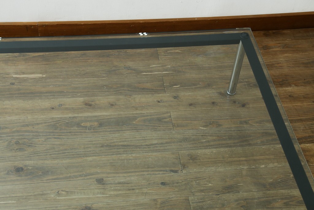 中古　Cassina(カッシーナ)　ル・コルビュジエ(Le Corbusier)　10 TABLE EN TUBE(ターブル アン テューブ)　LC10　スタイリッシュな佇まいが魅力的なガラスのローテーブル　定価約87万円　(R-081276)