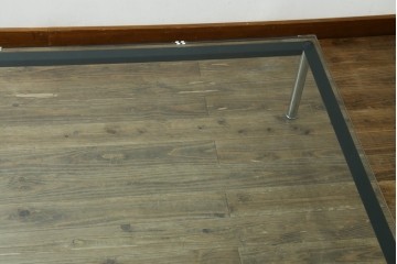 中古　Cassina(カッシーナ)　ル・コルビュジエ(Le Corbusier)　10 TABLE EN TUBE(ターブル アン テューブ)　LC10　スタイリッシュな佇まいが魅力的なガラスのローテーブル　定価約87万円　(R-081276)