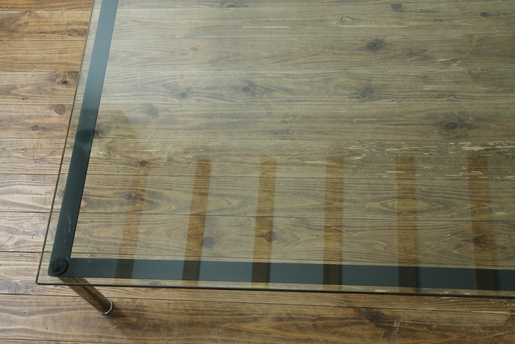 中古　Cassina(カッシーナ)　ル・コルビュジエ(Le Corbusier)　10 TABLE EN TUBE(ターブル アン テューブ)　LC10　スタイリッシュな佇まいが魅力的なガラスのローテーブル　定価約87万円　(R-081276)