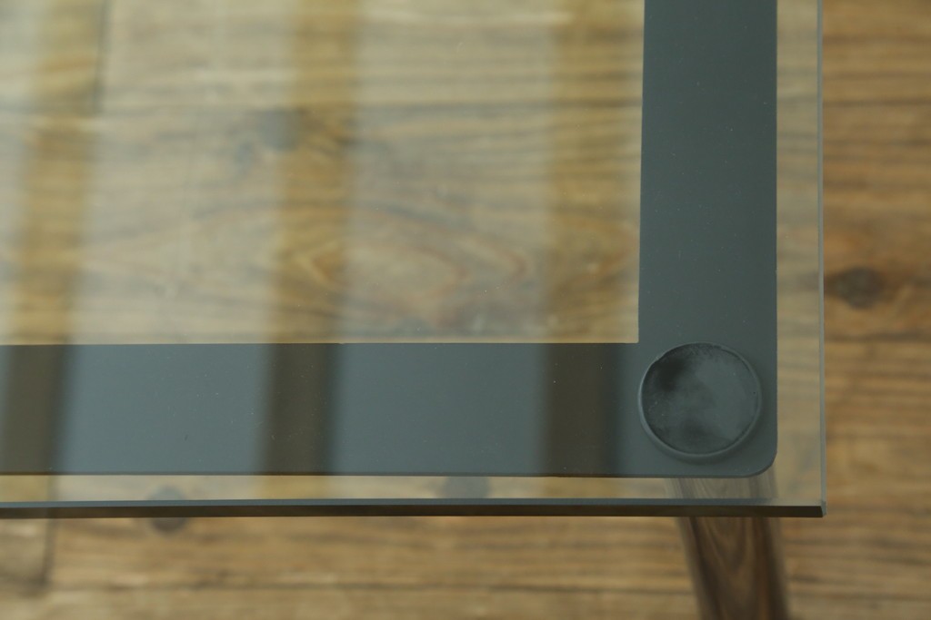 中古　Cassina(カッシーナ)　ル・コルビュジエ(Le Corbusier)　10 TABLE EN TUBE(ターブル アン テューブ)　LC10　スタイリッシュな佇まいが魅力的なガラスのローテーブル　定価約87万円　(R-081276)