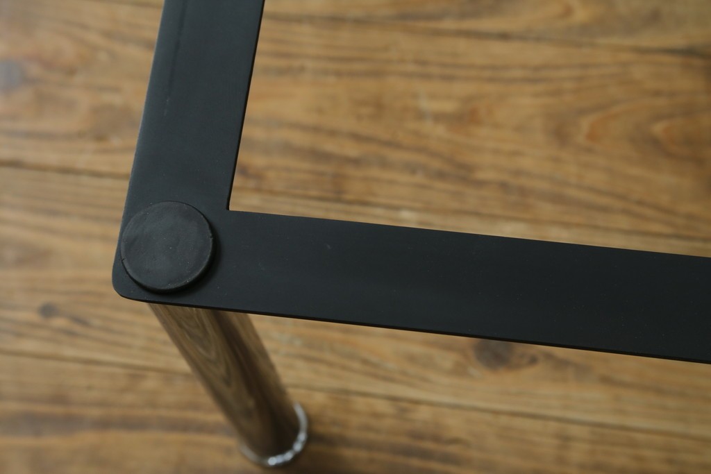 中古　Cassina(カッシーナ)　ル・コルビュジエ(Le Corbusier)　10 TABLE EN TUBE(ターブル アン テューブ)　LC10　スタイリッシュな佇まいが魅力的なガラスのローテーブル　定価約87万円　(R-081276)