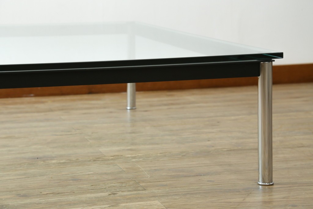 中古　Cassina(カッシーナ)　ル・コルビュジエ(Le Corbusier)　10 TABLE EN TUBE(ターブル アン テューブ)　LC10　スタイリッシュな佇まいが魅力的なガラスのローテーブル　定価約87万円　(R-081276)