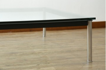 中古　Cassina(カッシーナ)　ル・コルビュジエ(Le Corbusier)　10 TABLE EN TUBE(ターブル アン テューブ)　LC10　スタイリッシュな佇まいが魅力的なガラスのローテーブル　定価約87万円　(R-081276)