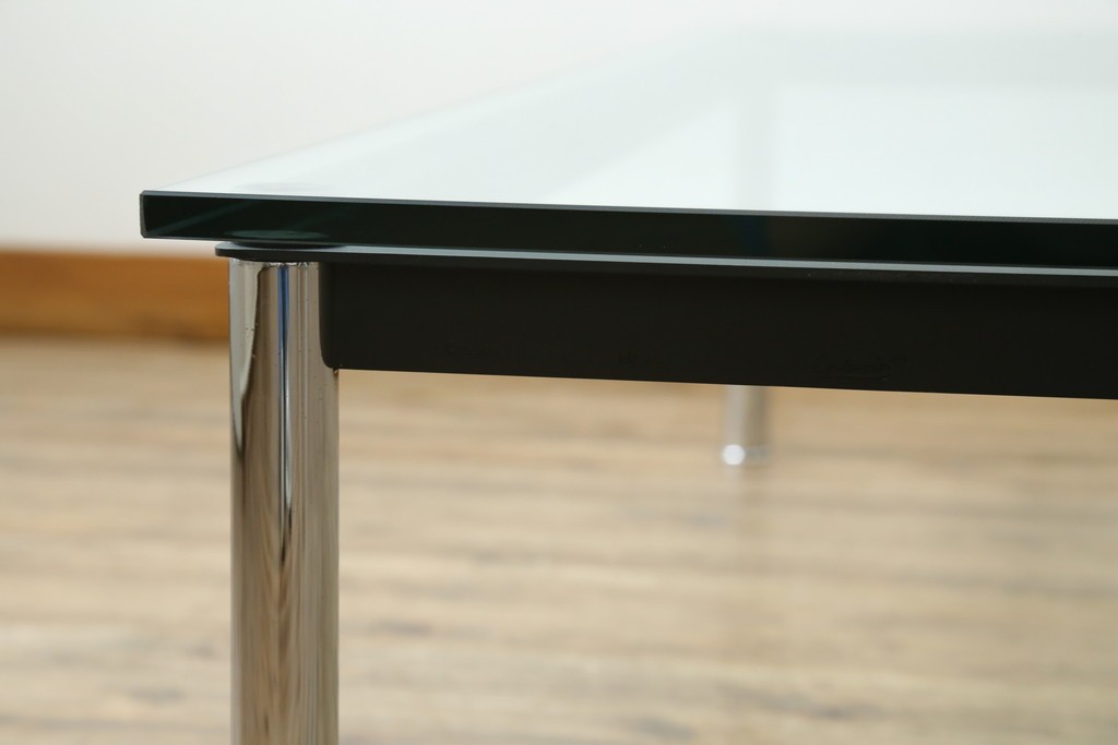 中古　Cassina(カッシーナ)　ル・コルビュジエ(Le Corbusier)　10 TABLE EN TUBE(ターブル アン テューブ)　LC10　スタイリッシュな佇まいが魅力的なガラスのローテーブル　定価約87万円　(R-081276)