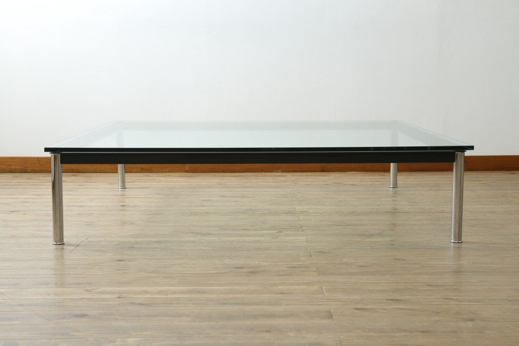 中古　Cassina(カッシーナ)　ル・コルビュジエ(Le Corbusier)　10 TABLE EN TUBE(ターブル アン テューブ)　LC10　スタイリッシュな佇まいが魅力的なガラスのローテーブル　定価約87万円　(R-081276)