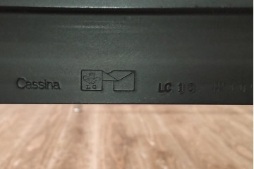 中古　Cassina(カッシーナ)　ル・コルビュジエ(Le Corbusier)　10 TABLE EN TUBE(ターブル アン テューブ)　LC10　スタイリッシュな佇まいが魅力的なガラスのローテーブル　定価約87万円　(R-081276)