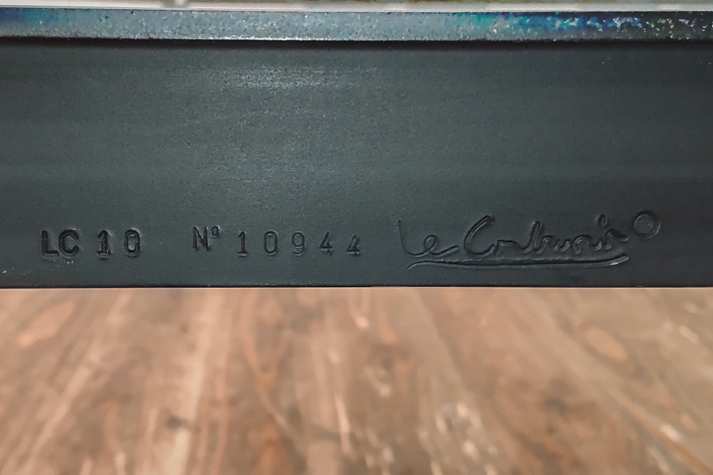 中古　Cassina(カッシーナ)　ル・コルビュジエ(Le Corbusier)　10 TABLE EN TUBE(ターブル アン テューブ)　LC10　スタイリッシュな佇まいが魅力的なガラスのローテーブル　定価約87万円　(R-081276)