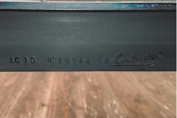 中古　Cassina(カッシーナ)　ル・コルビュジエ(Le Corbusier)　10 TABLE EN TUBE(ターブル アン テューブ)　LC10　スタイリッシュな佇まいが魅力的なガラスのローテーブル　定価約87万円　(R-081276)