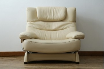 中古　美品!!　カリモク家具(karimoku)　ZU42モデル　贅沢なくつろぎのひとときにおすすめの肘掛椅子ロング　定価約23万円　(R-081277)