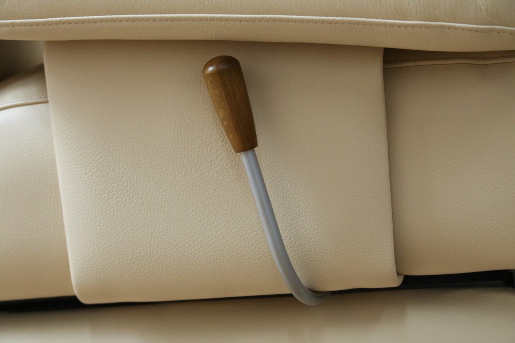 中古　美品!!　カリモク家具(karimoku)　ZU42モデル　贅沢なくつろぎのひとときにおすすめの肘掛椅子ロング　定価約23万円　(R-081277)