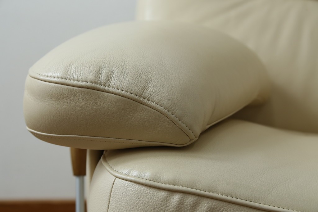 中古　美品!!　カリモク家具(karimoku)　ZU42モデル　贅沢なくつろぎのひとときにおすすめの肘掛椅子ロング　定価約23万円　(R-081277)