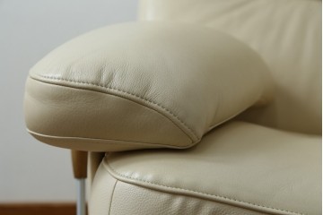 中古　美品!!　カリモク家具(karimoku)　ZU42モデル　贅沢なくつろぎのひとときにおすすめの肘掛椅子ロング　定価約23万円　(R-081277)